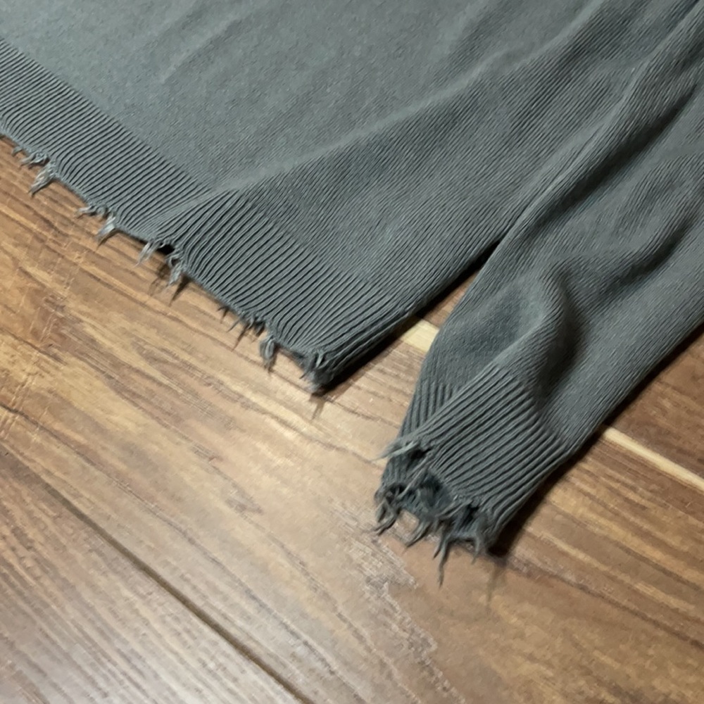 Distressed sweater - Picture 3 of 3